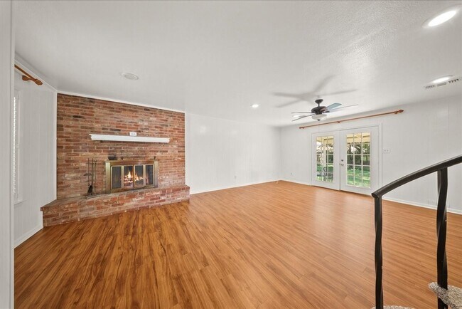 Building Photo - 421 Forrest Ln