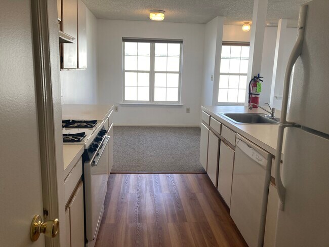 Building Photo - 26 Des Moines Ct