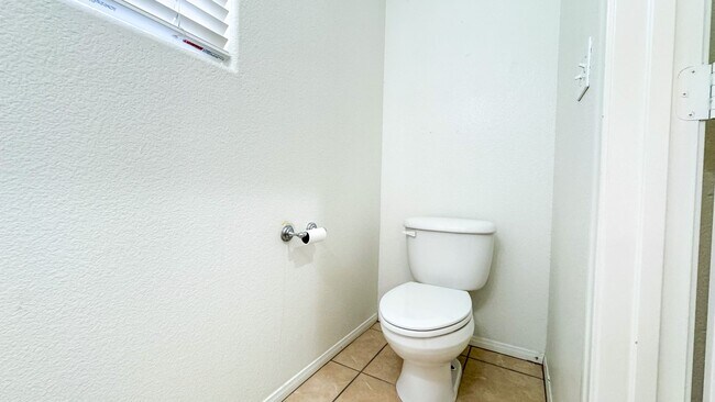 Building Photo - Spacious 3-Bed + Loft & Den | Granite Coun...
