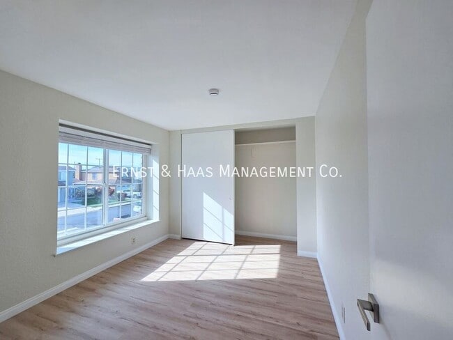 Building Photo - 1219 E Jay St