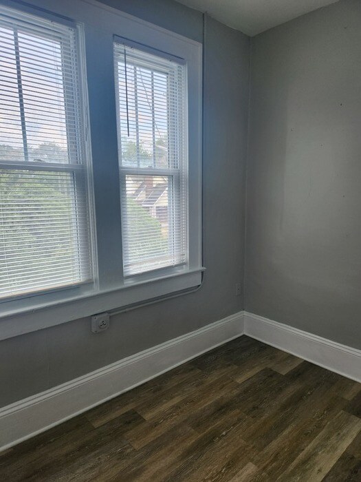 Building Photo - Spacious Upstairs Duplex With Private Entry