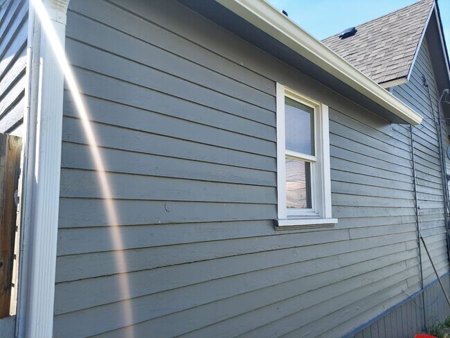 Building Photo - Charming Tacoma Home on a Peaceful Corner Lot!