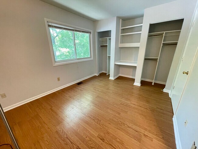 Building Photo - Two BR townhome-style in Chancellor Square...