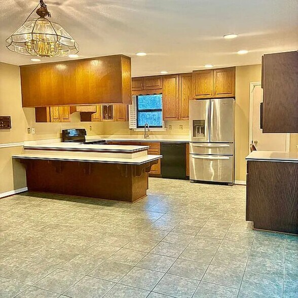 Building Photo - 7221 Lakewood Rd