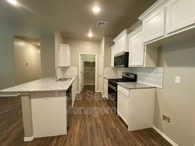 Building Photo - 5220 Oakwood Villa Ct