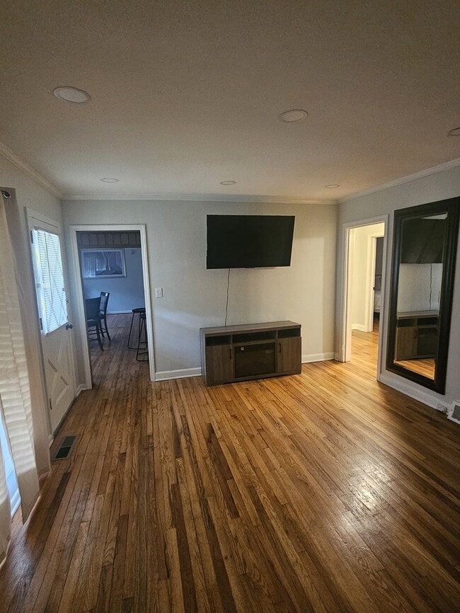Building Photo - FURNISH, 3 Bedroom 3 Bath Brick Ranch Home