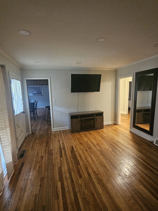 Building Photo - Spacious 3 Bedroom Brick Ranch Home (FURNISH)