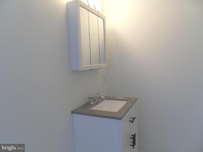 Building Photo - 160 Cotton St