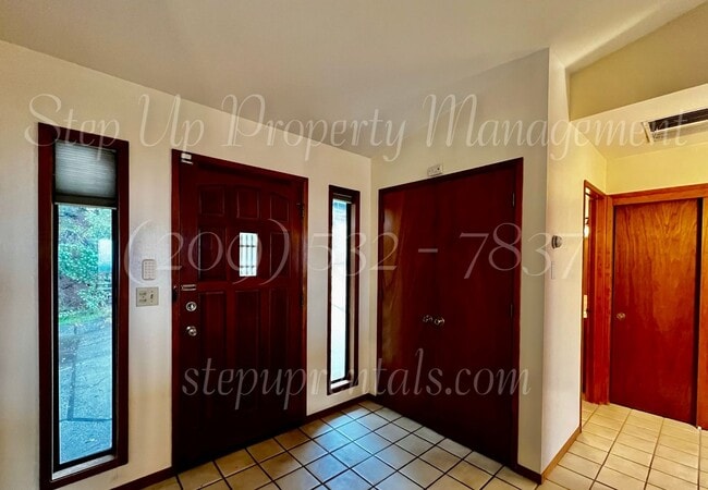 Building Photo - Spacious 3 Bedroom, 2.5 Bath Home in Myers Hill!