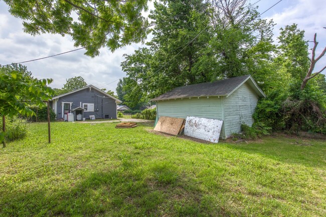 Building Photo - 112 N Xanthus Ave