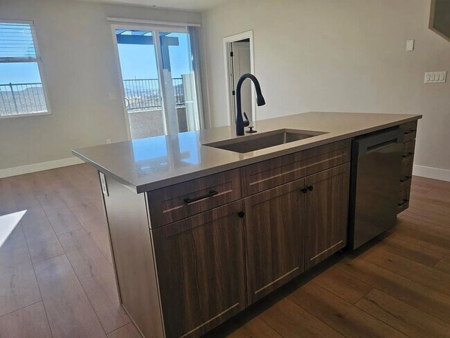 Building Photo - Spacious 4 Bedroom Townhome in Washington!