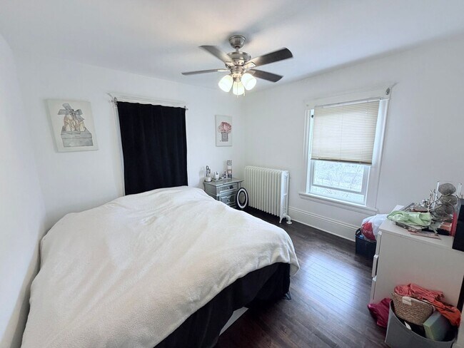 Building Photo - Gorgeous 3 Bedroom with Modern Upgrades!!