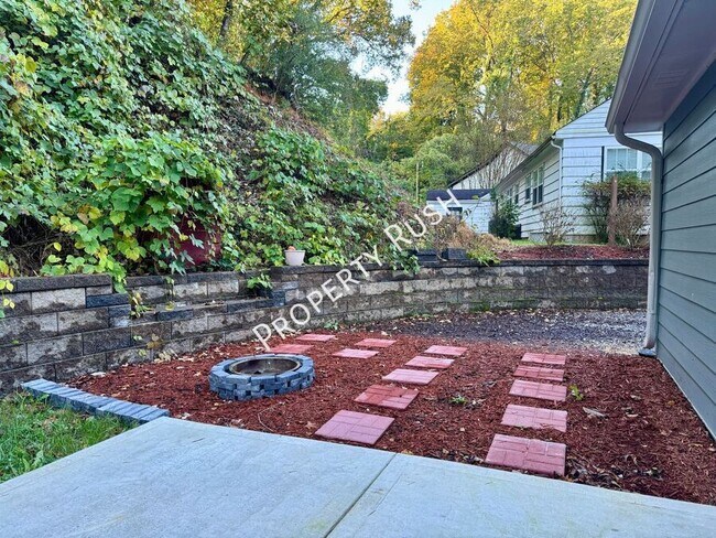 Building Photo - 1110 Fernway Cir