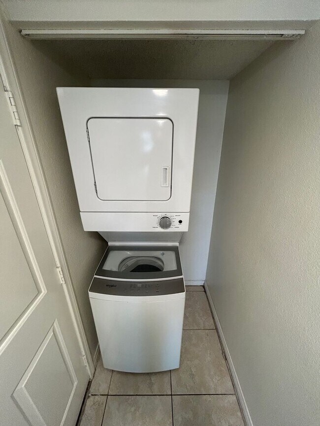 Building Photo - MOVE IN SPECIAL WITH THIS BEAUTIFUL 2 BEDROOM 2 BATHROOM CONDO IN GATED COMMUNITY