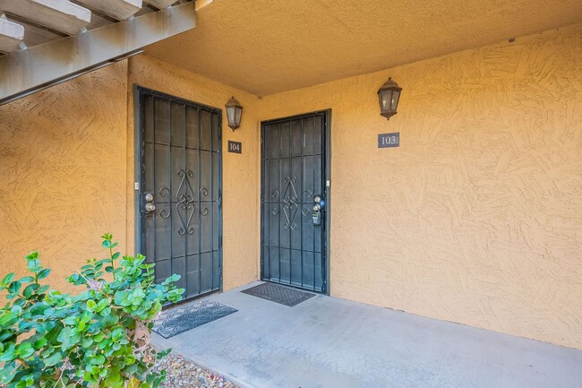 Building Photo - Charming Old Town Scottsdale Condo with Re...