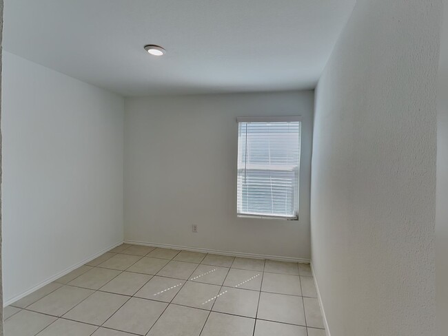 Building Photo - Modern Comfort Meets Prime Location – Single-Story Living at Its Best!