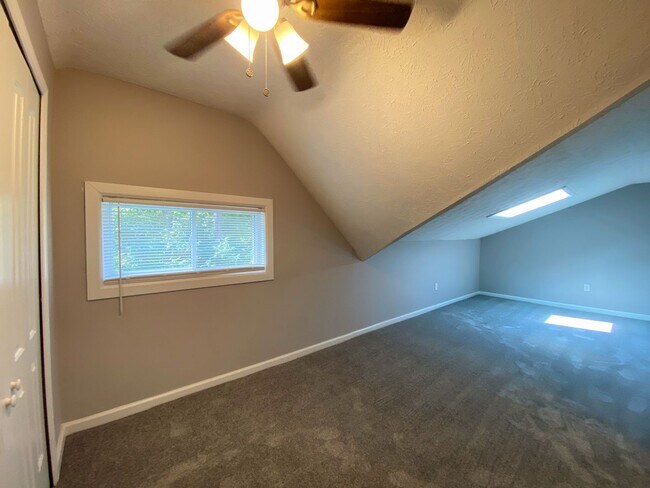 Building Photo - 3 Bed and 1 Bath Colonial for Rent in Oakwood Villiage!