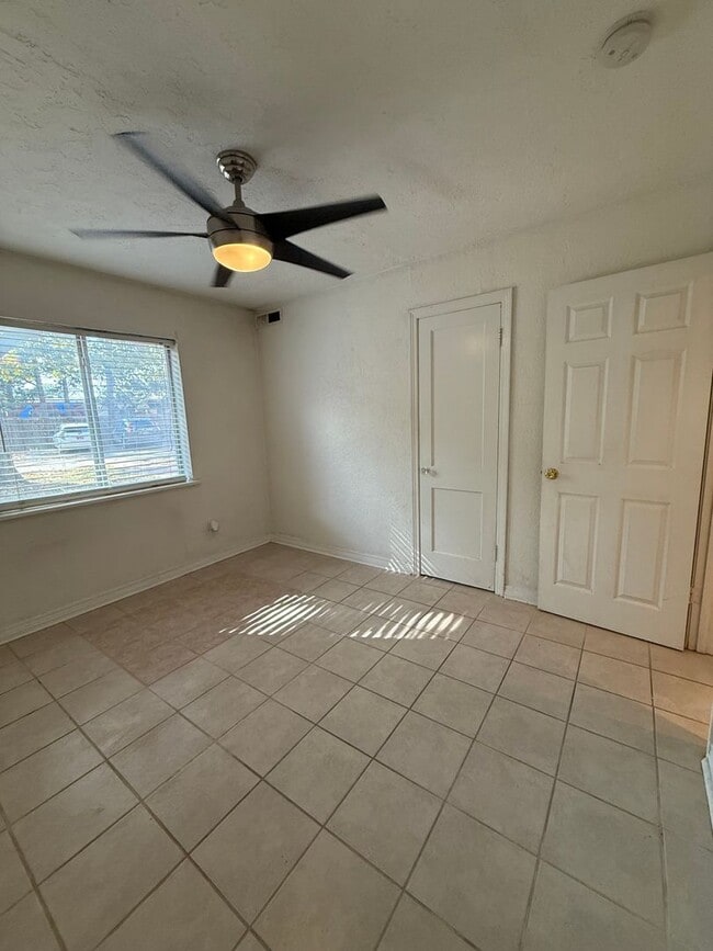 Building Photo - Updated 1-Bedroom in the Heart of the Plaza District