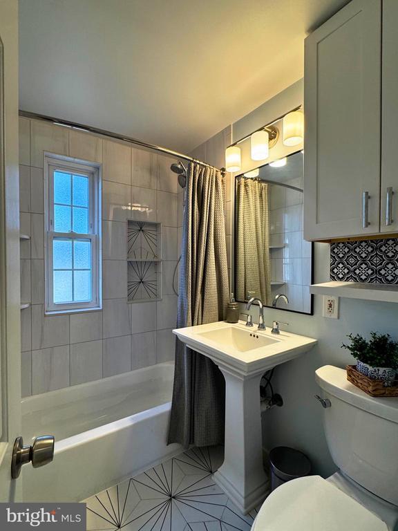 Building Photo - 4372 N Pershing Dr