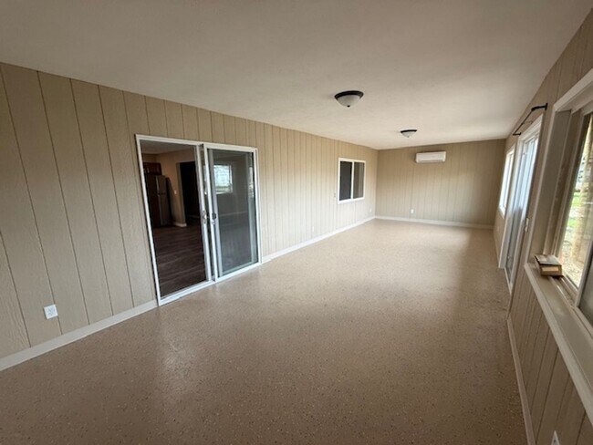 Building Photo - 115 W Ash St