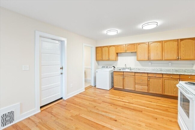 Building Photo - 52 Roslyn St