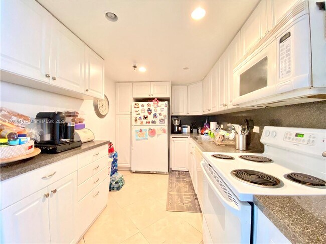 Building Photo - 20505 E Country Club Dr