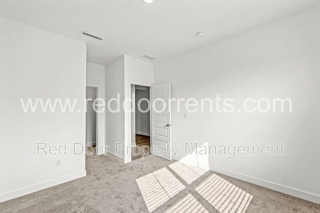 Building Photo - 2224 Boxwood Dr