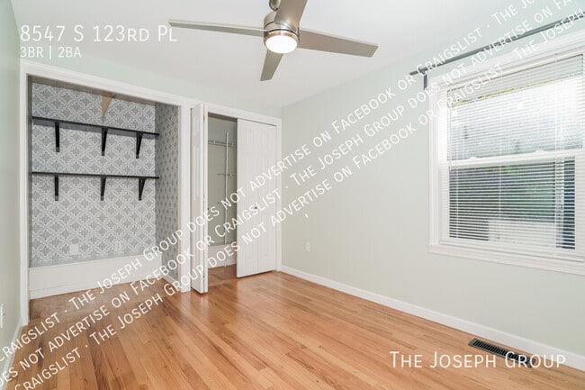 Building Photo - 8547 S 123rd Pl