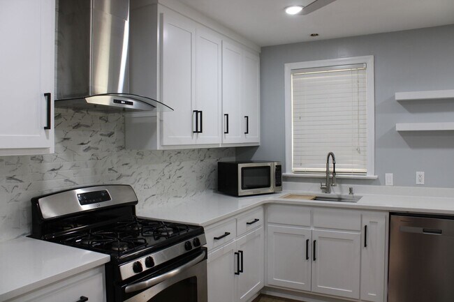 Building Photo - 1404 Woodside Dr W