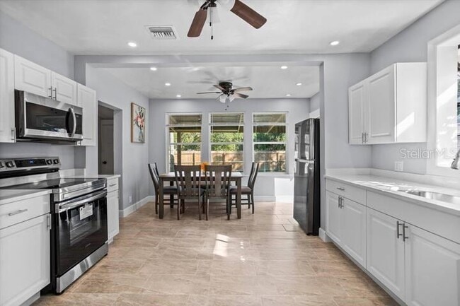 Building Photo - 1571 S Myrtle Ave