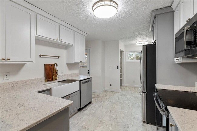 Building Photo - 100 9th Ave