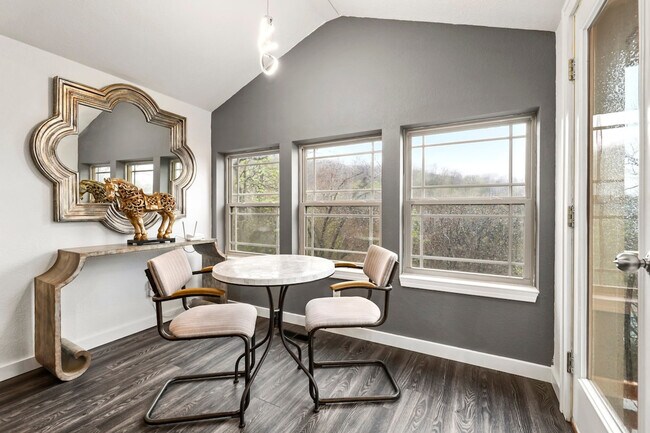 Building Photo - 211 Lakeshore Dr