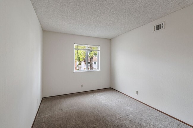 Building Photo - 2 bedroom, 2 bath townhome in the Northpoint HOA!