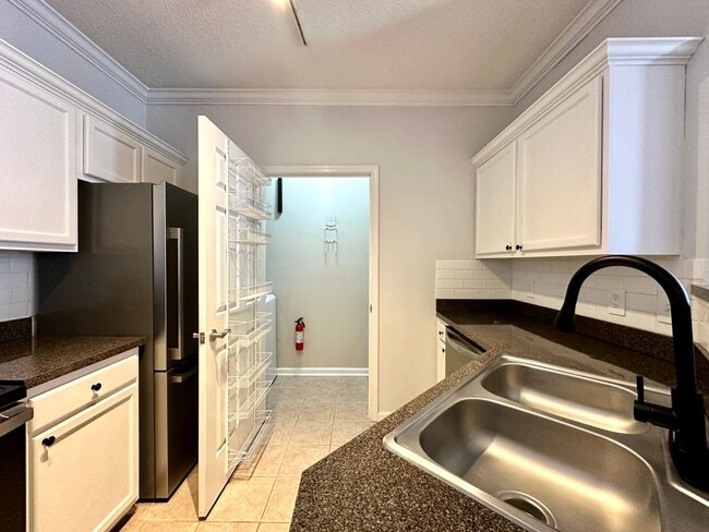 Building Photo - 2 Bedroom, 1 Bath Condo in The Concord West of the Ashley!