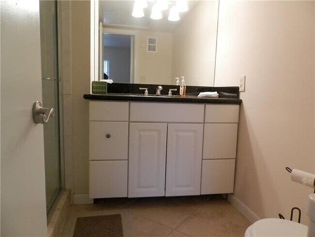 Building Photo - 124 NE 19th Ct