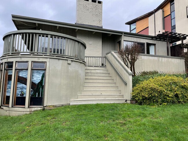 Building Photo - Magnolia Sound view home located near coveted Carleton park neighborhood