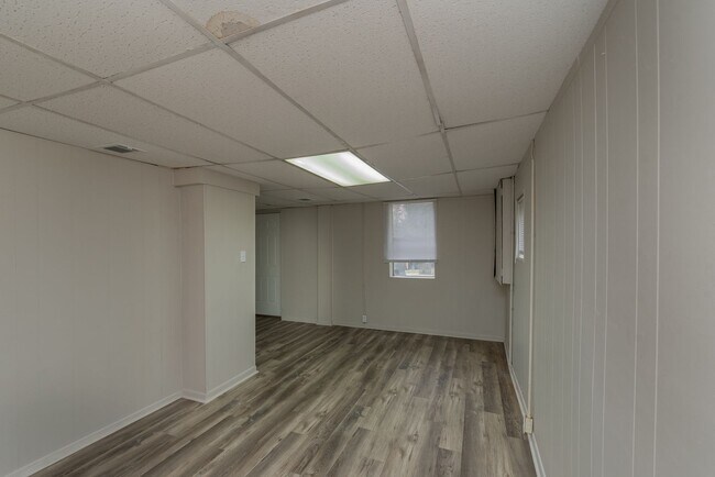 Building Photo - 2ND MONTH'S RENT FREE! Updated 1 bed/1 bat...