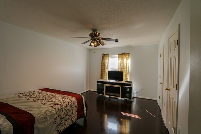 Building Photo - Beautiful  3000 sq ft two story home with ...