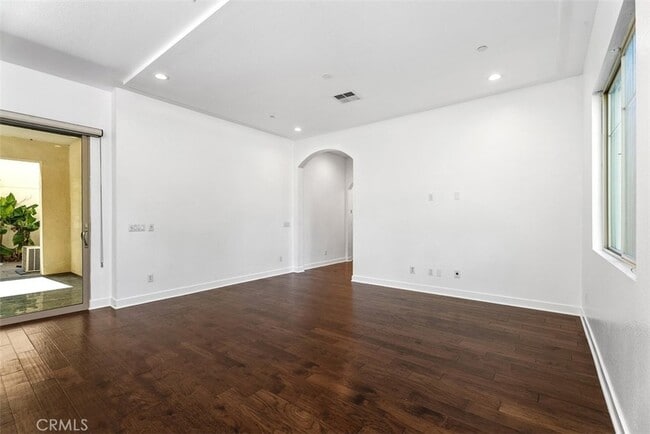 Building Photo - 123 Interval