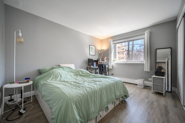 Building Photo - 515 W Wrightwood Ave