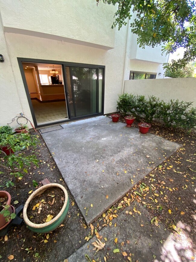 Building Photo - $4900-  Mountain View Townhouse-2 bedroom 2.5 bath.