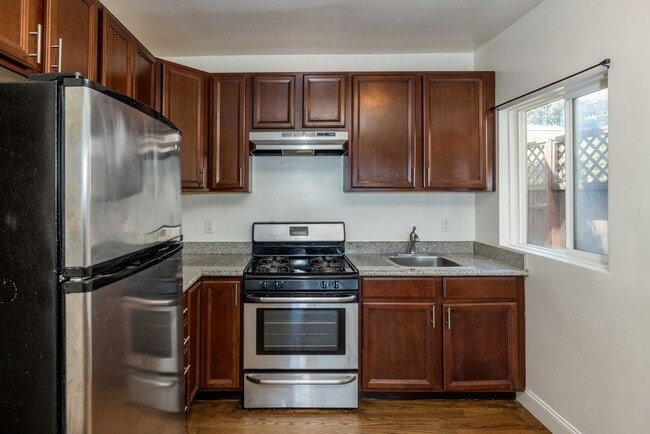 Building Photo - UPDATED, Spacious 1BR! DECK! STAINLESS APPLIANCES! HARDWOOD!