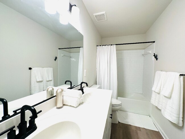 Building Photo - 4740 Canterbury Rd