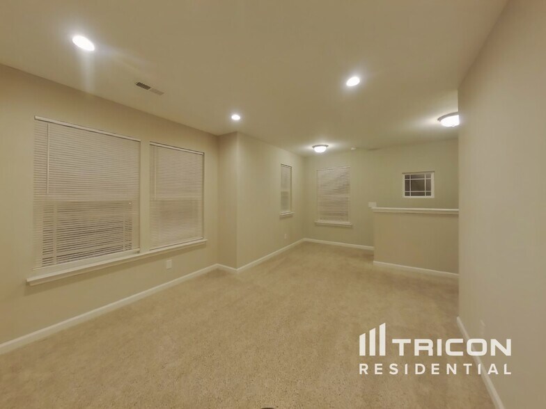 Building Photo - 301 Thomas Point Dr