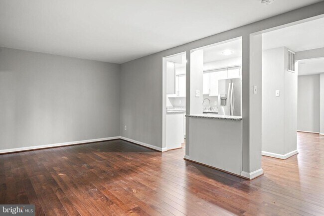 Building Photo - 5863 Jackson Oak Ct