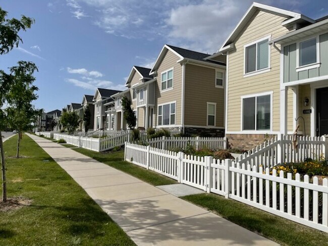 Building Photo - Pet Friendly Gorgeous Row End Townhome w 2...