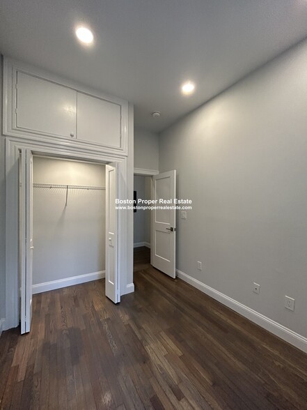 Building Photo - 102 Queensberry St