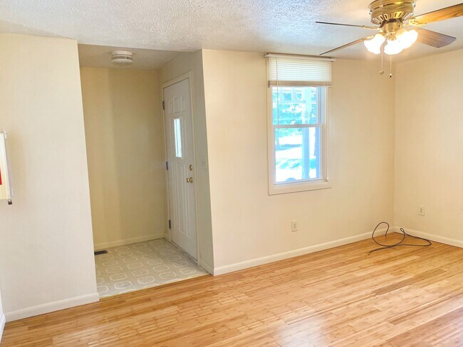 Building Photo - 215 W Lorain St