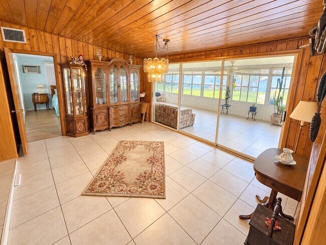 Building Photo - 254 Cloverleaf Rd