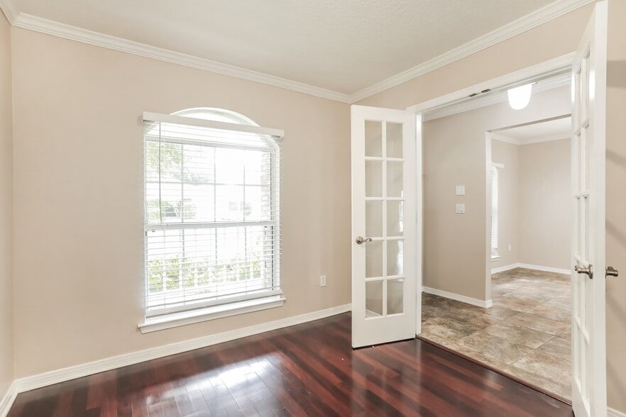 Building Photo - 3249 Silverado Cir